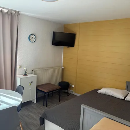 T2 Lumineux Avec Vue Degagee Et Piscine *