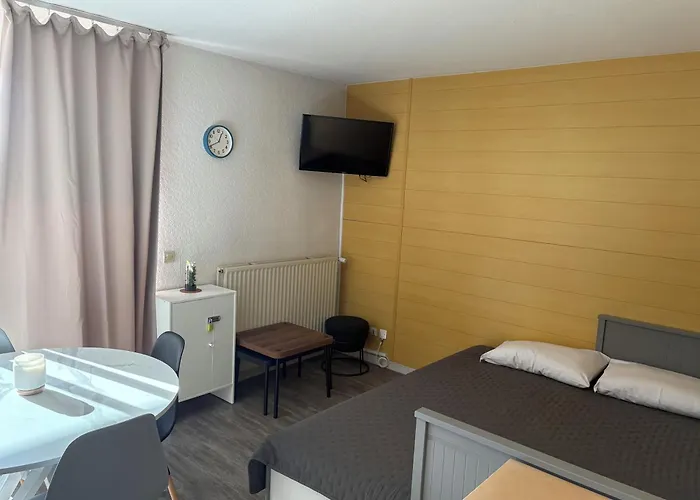 Agreable T2 Lumineux Avec Vue Degagee Et Piscine *